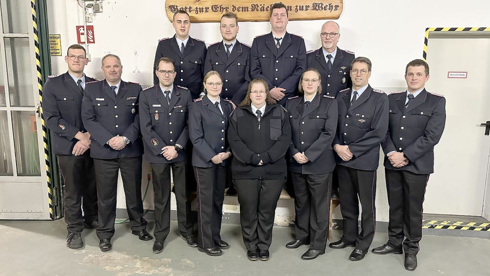 Geehrte, Beförderte und Feuerwehrführung versammelten sich zu einem Gruppenfoto (hinten, von links): Mirko Frieden, Hilko Gummels, Thorsten Janssen und Hermann Koesling sowie (vorne, von links): Mirco Dirks, Klaus-Dieter Cassens, Stefan Rühaak, Emily Lüpkes, Bianca Rosenboom, Hanne Tammen, Helmut Brust und Erhard Tammen. Foto: privat