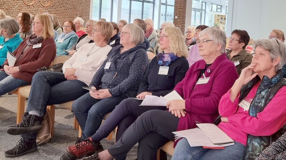 Bei einer Weltgebetstagswerkstatt in der Leeraner Baptistenkirche ließen sich 50 Teilnehmerinnen Anregungen für die ökumenischen Gottesdienste am 1. März geben. Nachdenkliche Gesichter gab es beim Bericht über die Situation im Nahen Osten. Foto: Dübbel