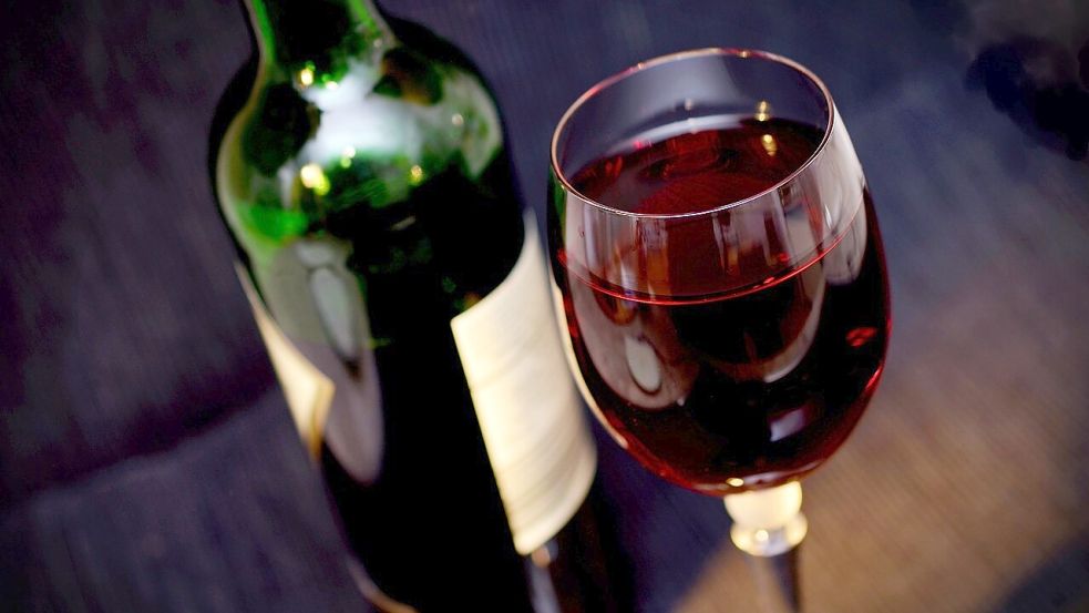 Hin und wieder ein Glas Wein zum Essen, dagegen spricht eigentlich nichts. Wer jedoch täglich Alkohol trinkt, könnte ein Suchtproblem haben. Foto: Pixabay