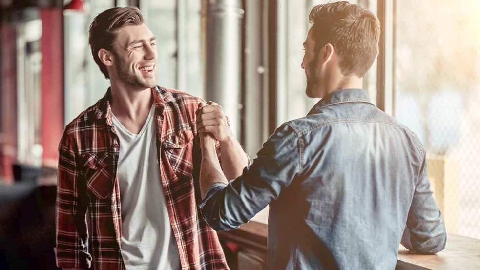 Bei einer wahren Freundschaft passt zwischen zwei Männer oft kein Blatt. Probleme kann es geben, wenn sich die Partnerin dadurch vernachlässigt fühlt. Unsere Expertin gibt Rat. Symbolfoto: Vasyl /Adobe Stock