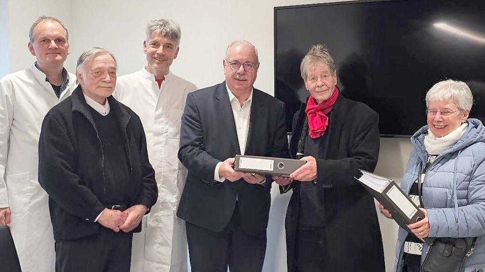 Dr. Axel Schönian (von links), Dr. Bernd Neumann-Schönwetter, Dr. Alexander Göbel, Rüdiger Kauroff (Vorsitzender des Petitionsausschuss Niedersächsischen Landtag), Günter Beyer, Marlene Peplinski bei der Übergabe der Petition. Foto: privat