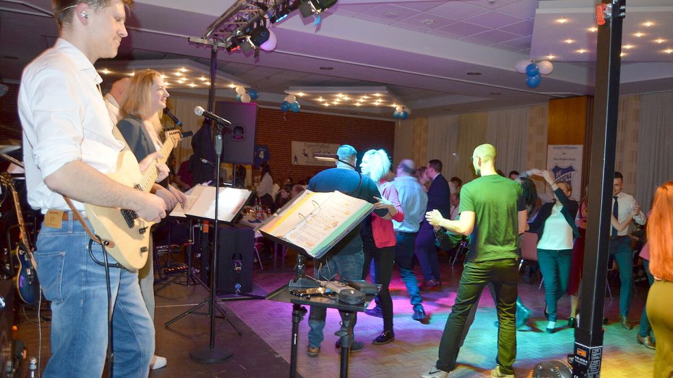 Die Band „Happy Tones“ aus Westoverledingen und Papenburg sorgte für den musikalischen Rahmen bei der Fresena-Feier.