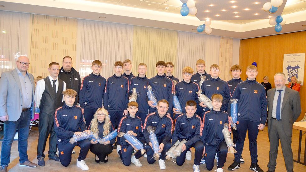 Die C2-Junioren wurden ausgezeichnet. Das Foto zeigt (obere Reihe, von links): Oliver Fiebig (Jugendobmann), Trainer Thomas Seitz, Trainer Thomas Braak, Wilko Freese, Meik Sanders, Leon Joel Groeneveld, Niclas Krey, Niklas Fiebig, Hannes Poelmann, Lennox Just, Marius Hillmer, Keno Braak, Malte Lühring, Daniel Scheer, Vereinsvorsitzender Ludwig Meinders, (untere Reihe, von links) Robin Lübbers, Samira Lübbers, Maik Sterger, Tim Zimmer, Ben-Felix Bruns, Lukas Baalmann. Es fehlen: Noah Pauly, Niklas Krüger und Justin Bruns. Fotos: Weers