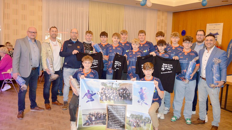 Die C1-Jugend wurde geehrt (obere Reihe, von links): Oliver Fiebig (Jugendobmann), Trainer Michael Abheiden, Trainer Ewald Terveen, Lionel Stratmann, Fabian de Graaf, Finn Luca Schomaker, Lennox Kroner, Marlon Terveen, Mika Berlage, Joschua Diehl, Kiyan Agirman, Jan-Berend Hoek, Malik Akan, Trainer Timo Stratmann, Trainer Shemus Agirman (im Vordergrund, von links) Thore Abheiden und Niklas Broermann. Es fehlen: Imram Amiri, Merten Tautrich, Eliah Emmerich, Lutz Groen und Ignas Kirpac.