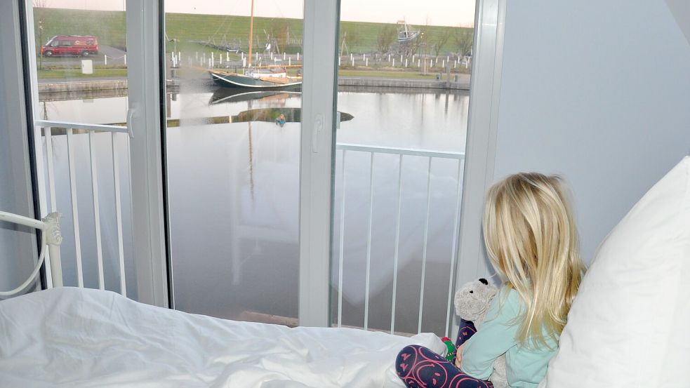 Im Fischerhäuschen heißt es aufwachen mit Seebauwerk, Plattbodenschiff „Pandion“ und Deich im Blick. Vom Bett aus hat man eine tolle Sicht auf den See. Foto: Ullrich