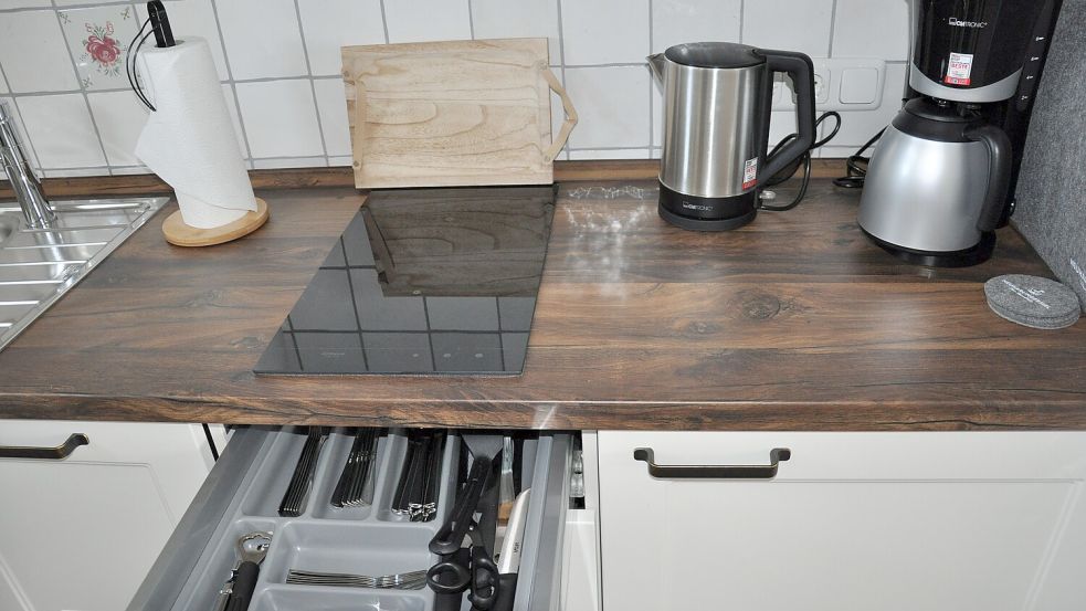 Jedes Haus hat eine voll ausgestattete Küchenzeile, in der auch gekocht werden kann. Foto: Ullrich