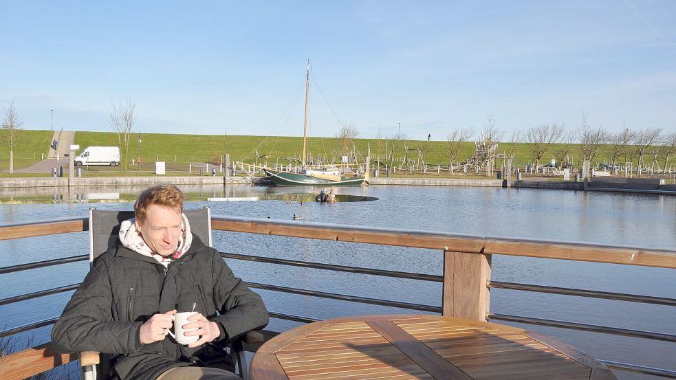 Den ersten Kaffee des Tages gibt es auf der Holzterrasse direkt am Ufer des Sees. Im Winter ist es hier noch schön ruhig. Foto: Ullrich