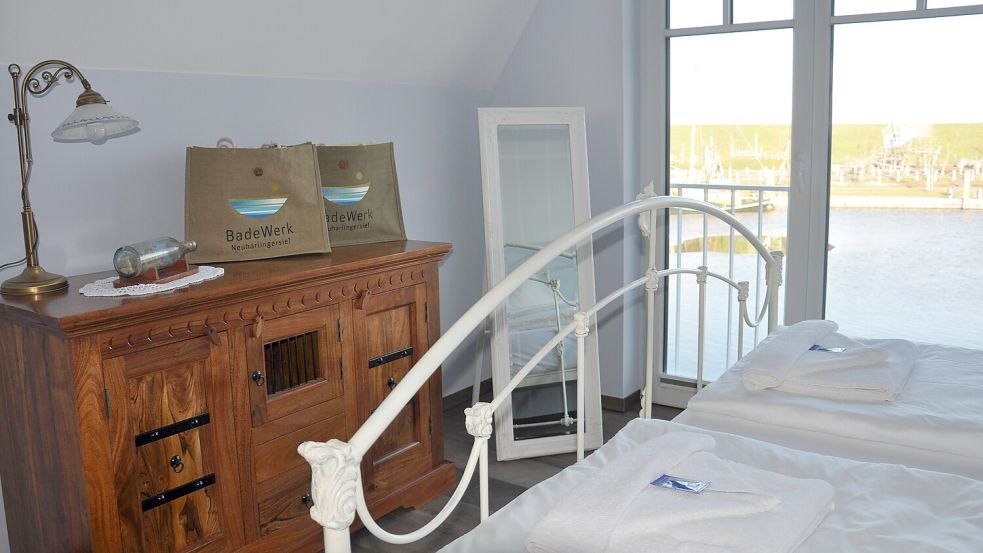 In der oberen Etage gibt es einen hellen, großzügigen Schlafbereich mit Blick auf den See und den Deich dahinter. Foto: Ullricg