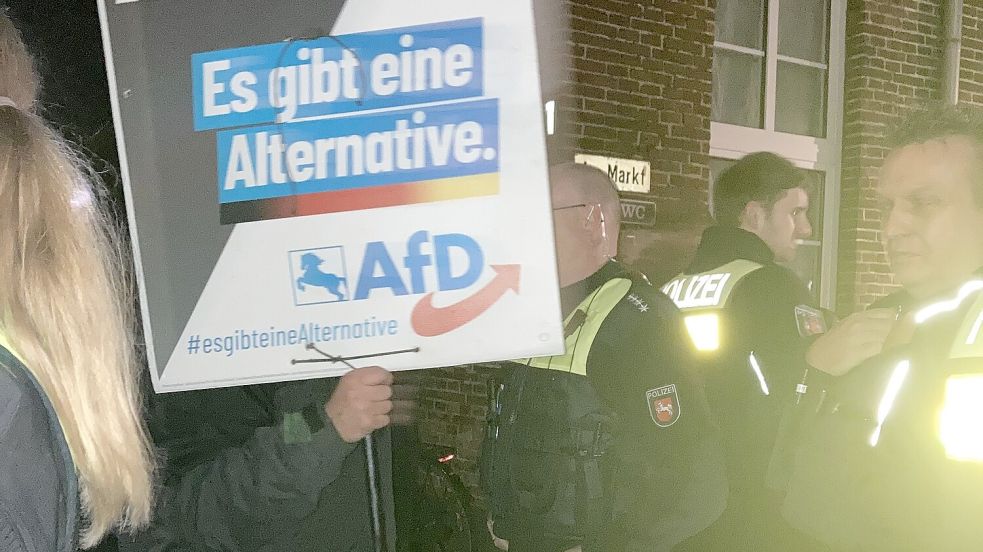 Am Montagabend tauchte am Rande der Schülerdemo in Esens auch ein einzelner Mann mit einem AfD-Plakat auf. Foto: Oltmanns