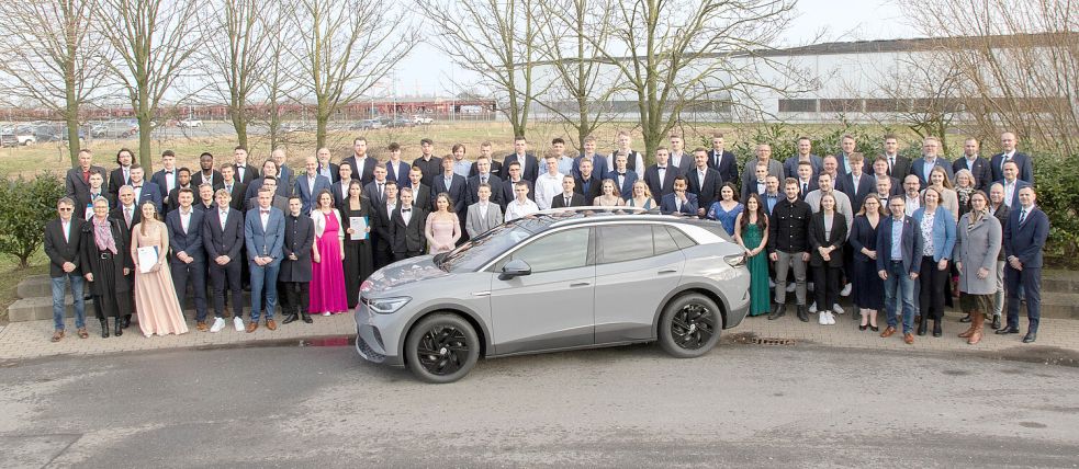 Die zahlenreichen jungen Frauen und Männer hatten sich für ihre Freisprechung beim Volkswagen-Werk schick in Schale geworfen. Foto: privat