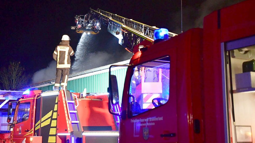 Bei den Löscharbeiten kam eine Drehleiter zum Einsatz. Foto: Wagenaar