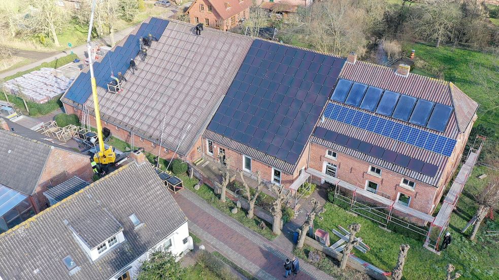 Im vergangenen Jahr wurde das Dach des Gulfhofs Freepsum erneuert und entsprechend den heutigen Nutzungsansprüchen isoliert. Zu dieser Maßnahme gehörte auch die weitere Nutzung von Solartechnik auf dem Dach - einem der Förderer gefällt das nicht. Foto: Ahrends