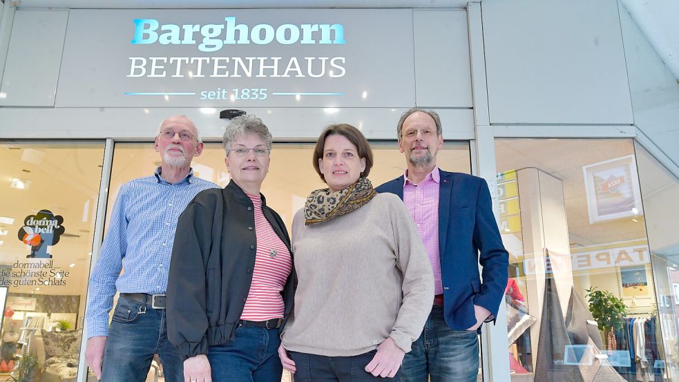 Wechsel bei Betten Barghoorn: Peter Barghoorn (links) und Dirk Barghoorn legen die Geschäftsführung in die Hände von Wilma Feilscher (2. von links) und Cornelia Hoffmann. Foto: Ortgies