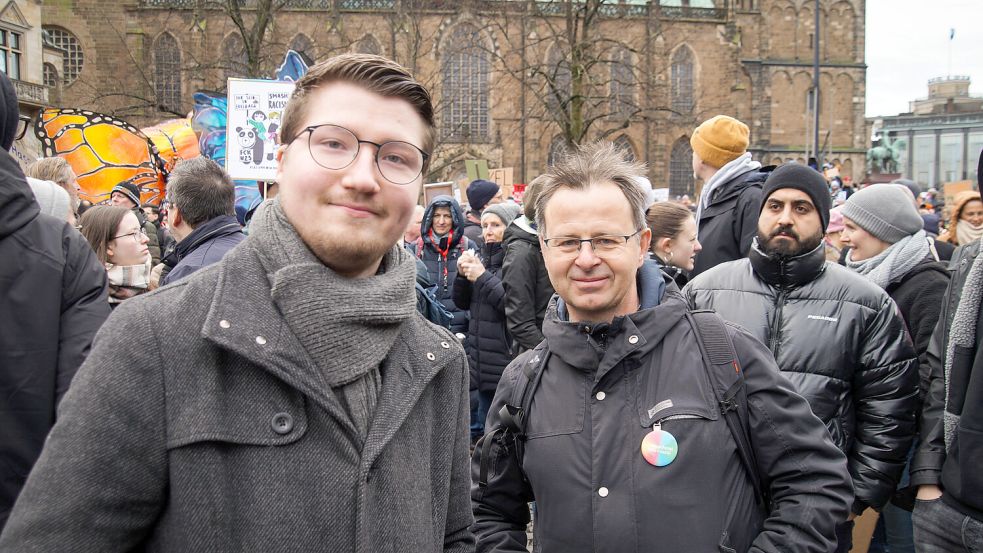 Stehen Seite an Seite für ein buntes Deutschland ein: (v. l.) Ole Günther und Hans-Joachim Müller vom Breiten Bündnis gegen Rechts aus Delmenhorst. Foto: Lennart Bonk