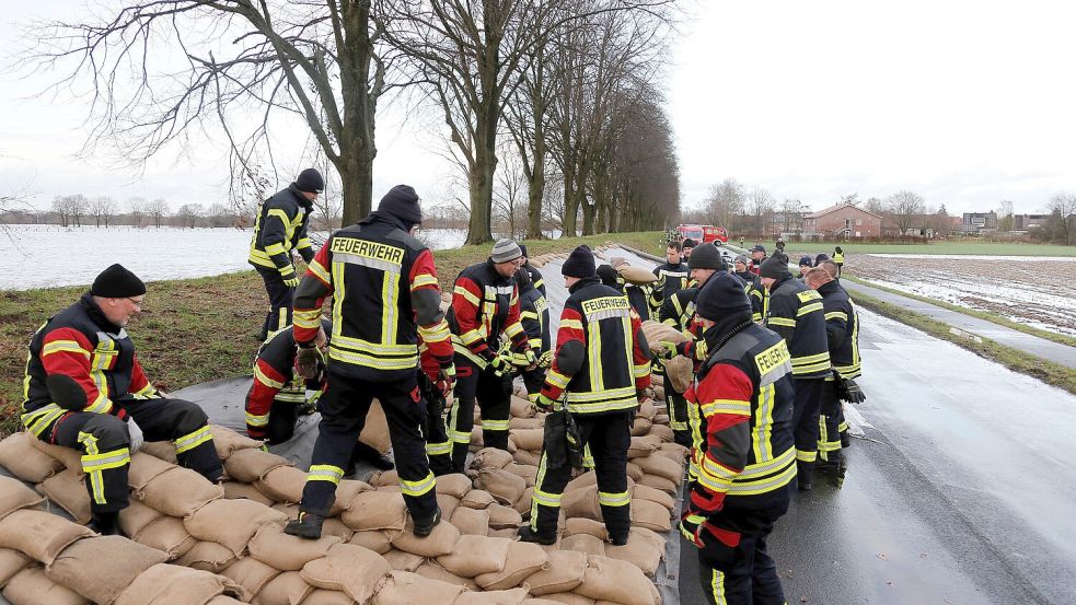 Die Feuerwehrleute und auch die Mitglieder anderer Hilfsorganisationen waren beim Hochwasser ständig im Einsatz. Es gab viel zu tun. Archivfoto: Schröder