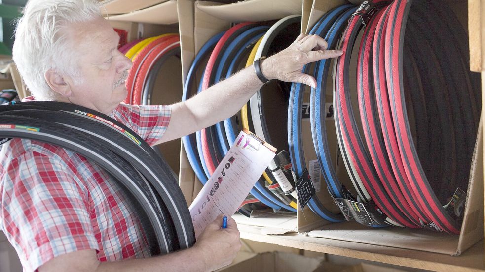 Dieser 67-Jährige arbeitet neben der Rente in einem Reifenlager. Wie er haben viele Rentner noch einen Job. Foto: Imago Images/phothek/Ute Grabowsky