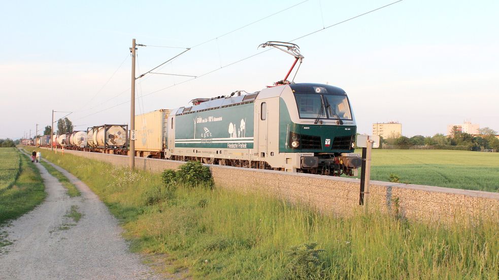 Die Lok 192 001 „Friesische Freiheit“ ist seit 2019 auf der Strecke von Dörpen (Ems) nach Ludwigshafen (Rhein) im Einsatz und stellt der nordwestdeutschen Wirtschaft eine attraktive Logistikdienstleistung mit 3 Verbindungen je Woche zur Verfügung. Nicht nur Container der Chemiebranche, sondern auch Trailer und Wechselbrücken mit Papier, Getränken und anderer Handelsgüter kommen so umweltfreundlich (bis zu 78% Reduzierung von Co² Ausstoß) in beide Richtungen zum Versand, teilt e.g.o.o. mit. Jeder Zug kann bis zu 36 LKW Ladungen je Richtung transportieren und trägt damit direkt zur Verkehrsverlagerung von der Straße auf die Schiene bei. Die Zugverbindung verkehrt im sog. Nachtsprung, das heißt, alles, was heute Abend verladen wurde, ist morgen früh am Ziel und wird im Nachlauf per LKW direkt den Kunden und Verladern zugestellt. Foto: e.g.o.o.