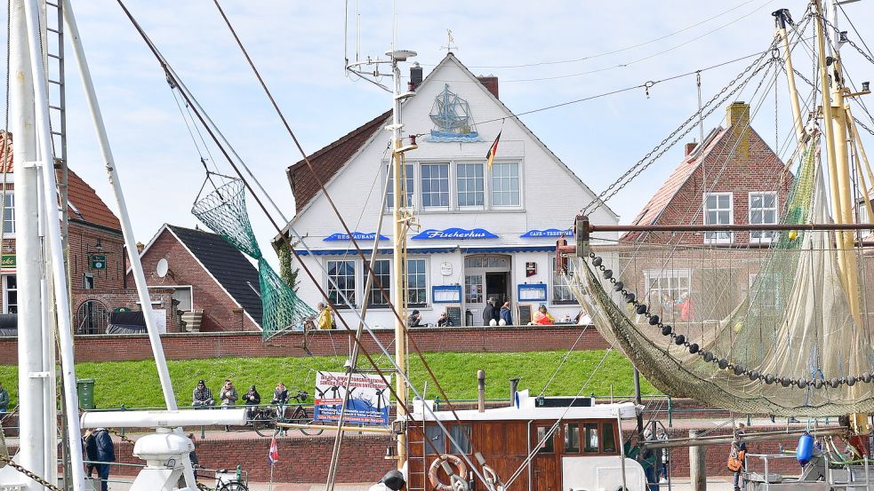 Das Fischerhus liegt in bester Lage am Greetsieler Hafen. Foto: Wagenaar/Archiv