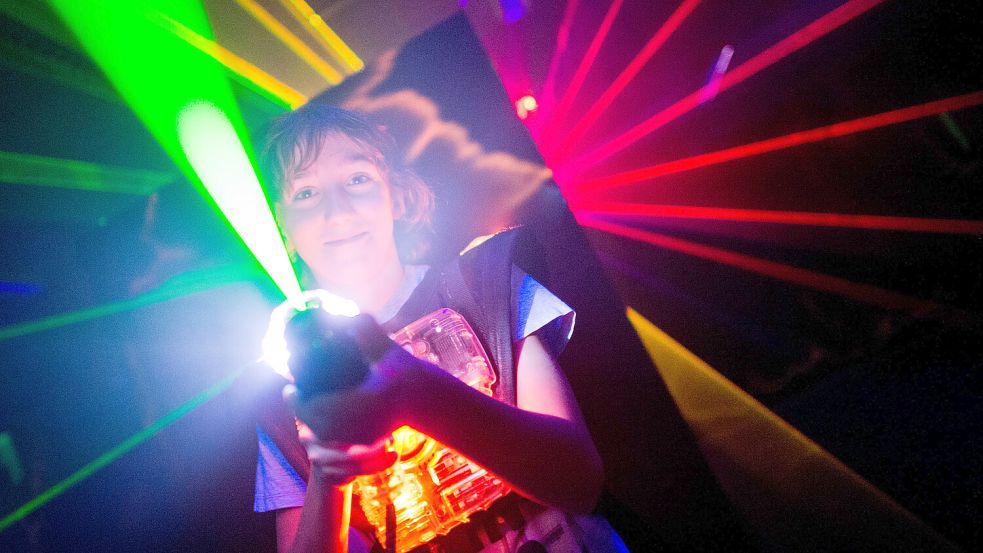 Lasertag bringt Spiel, Spaß und Spannung für Groß und Klein. Foto: Stratenschulte/dpa