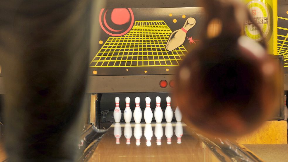 Die zehn Pins mit nur einem Wurf abzuräumen, ist das Ziel jedes Bowlingspielers. Foto: Ortgies/Archiv
