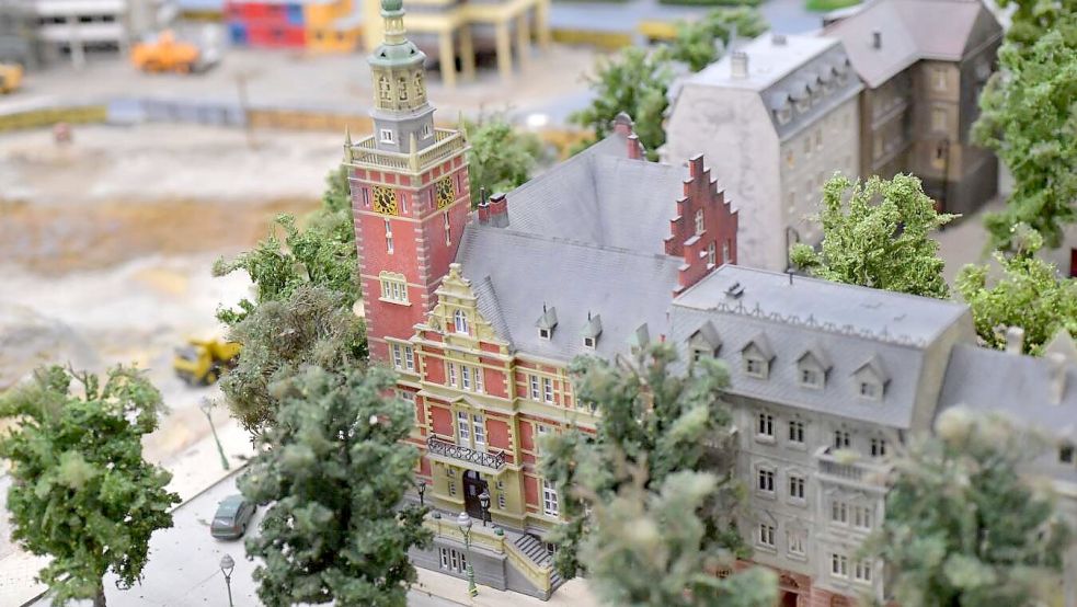 Das Rathaus lässt sich in Leer auch in Miniaturversion bewundern. Foto: Ortgies/Archiv
