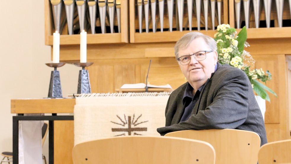 Hermann Reimer in der Kirche, in der er seine gesamte Amtszeit als Pastor verbracht hat. Foto: Böning