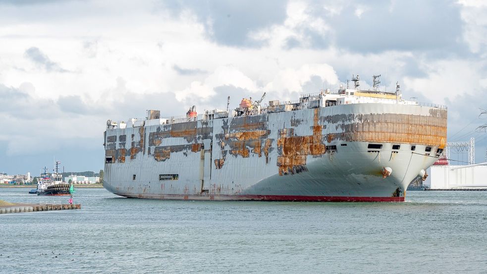 Am 23. September erreichte die schwer beschädigte „Fremantle Highway“ den Hafen von Rotterdam, wo sie seither in einer Werft liegt. Foto: Hoope/ANP/DPA
