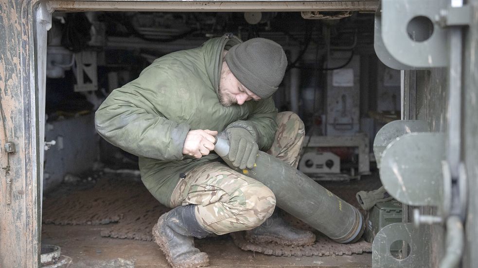 Ein Soldat der 12. Brigade Asow der Nationalgarde bereitet sich darauf vor, das 155-mm-Geschütz M109 Paladin auf russische Stellungen an der Frontlinie in der Nähe von Kreminna in der Region Luhansk abzufeuern. Foto: dpa/AP/Efrem Lukatsky