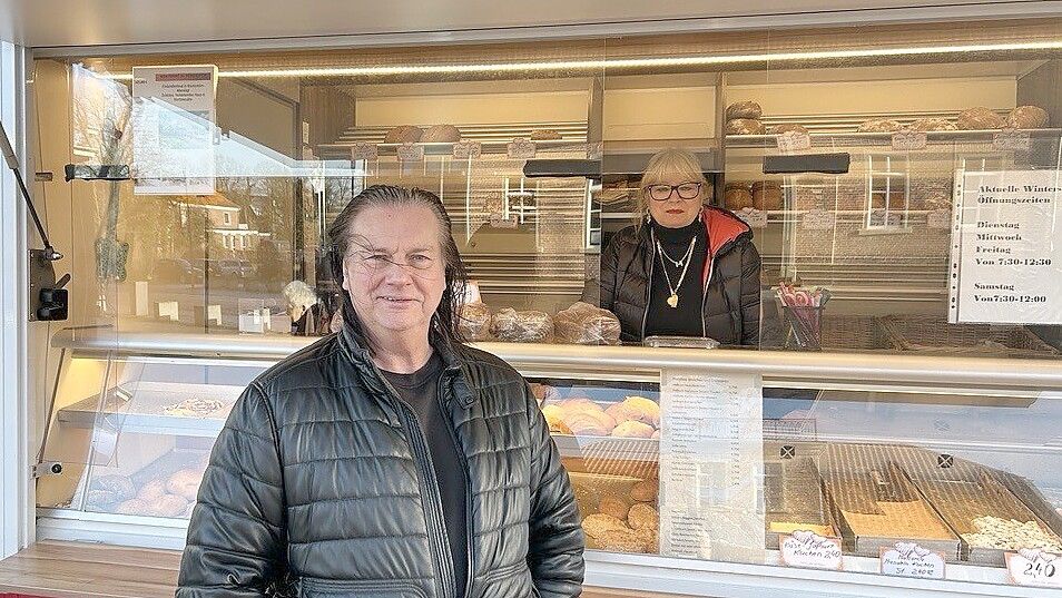 Premiere für Michael und Gina Bösen: Seit 1. Februar bietet das Ehepaar seine Backwaren auf dem Pewsumer Wochenmarkt an. Foto: Weiden