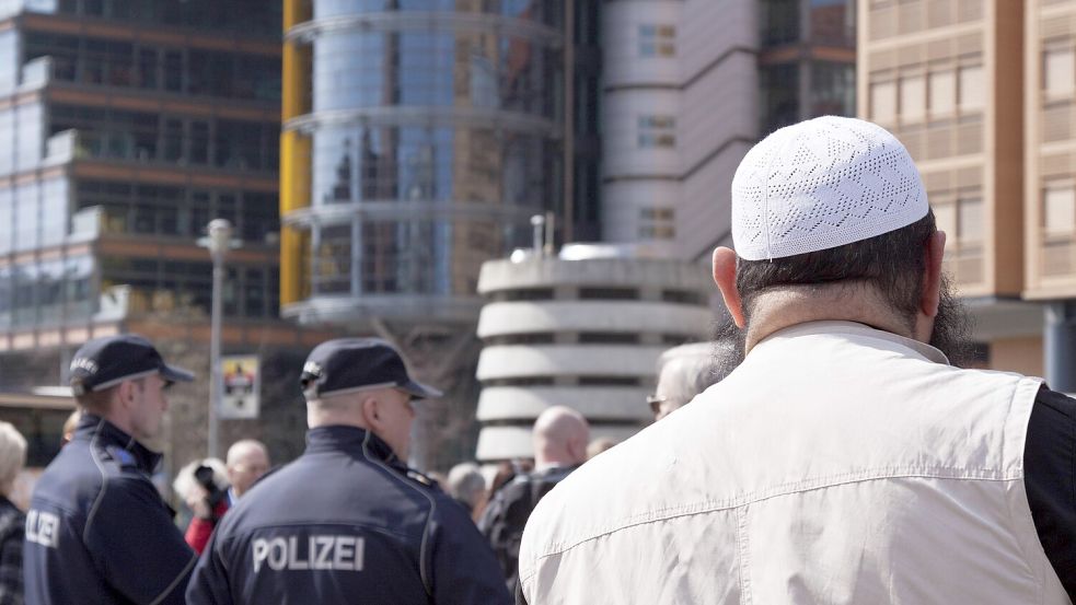 Radikale Islamisten begeistern auf sozialen Netzwerken junge Menschen für ihre Ideologien. Foto: IMAGO / Christian Mang