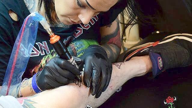 Auf der Messe kann man sich direkt Tattoos stechen lassen. Foto: Tattooeventbooking