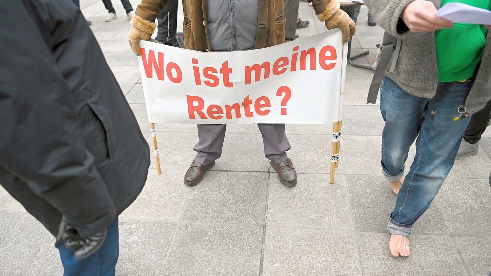 "Wo ist meine Rente?", diese Frage eines Teilnehmers bei einer Demonstration gegen Altersarmut in Würzburg stellen sich wohl manche Ostfriesen. Foto: dpa
