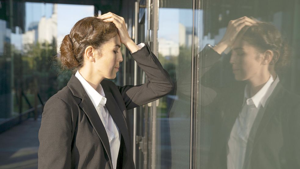 Frustriert? Einfach nicht gut drauf? Oft ist einem dann die sprichwörtliche Laus über die Leber gelaufen. Foto: IMAGO/Westend61
