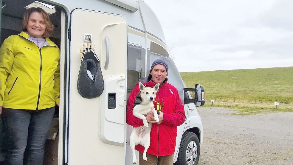 Sandra und Peter Peil schätzen die Lage des Wohnmobilstellplatzes direkt hinterm Deich in Ditzum. Foto: Gettkowski