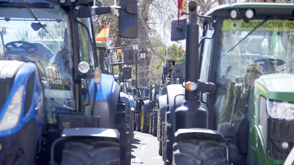 Tausende von protestierenden Landwirten blockierten Autobahnen und Straßen in Spanien und Portugal. Foto: dpa/EUROPA PRESS/Joaquin Corchero
