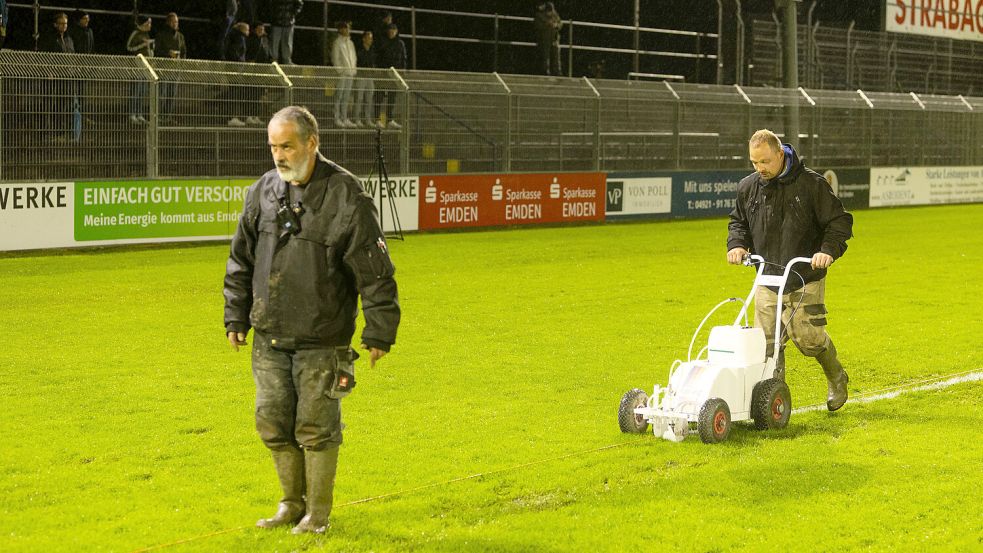 Das Abkreiden des Platzes kann sich BW Bornreihe sparen. Denn die Partie gegen Kickers Emden wurde frühzeitig abgesagt. Foto: Doden, Emden