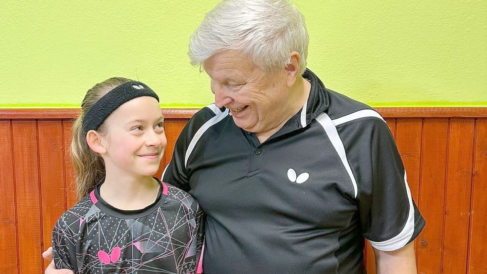 Der Senior mit Heldenstatus (Jaroslav Kunz) und das kleine Mädchen (Kristin Tuve) scheinen sich sehr zu mögen. Fotos: Privat