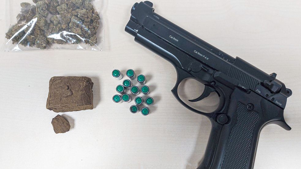 Der Zoll entdeckte die „echt“ wirkende Schusswaffe und die geschmuggelten Drogen, Foto: Zoll