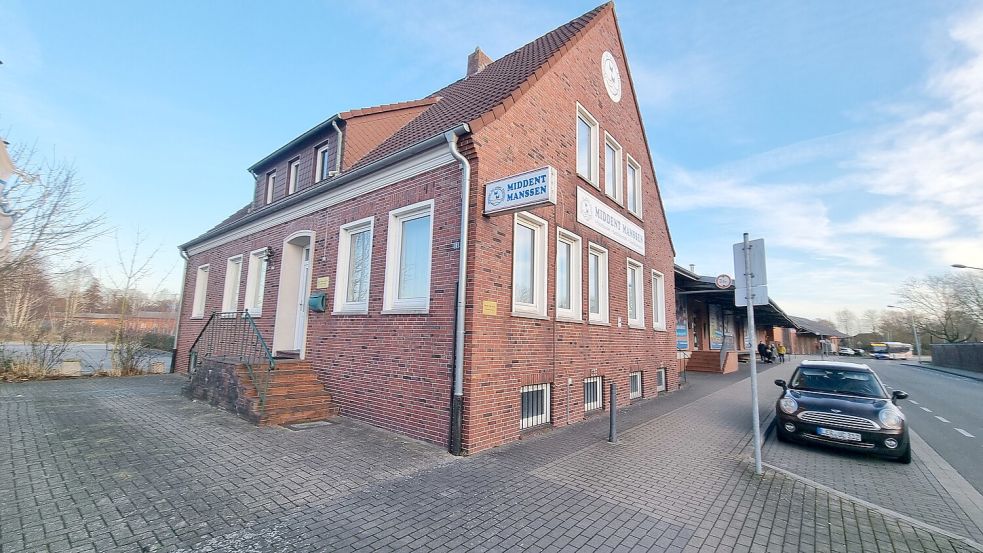 Tausende Menschen fahren täglich an dem Gebäude hinter der Polizei in Leer vorbei. Foto: Bothe