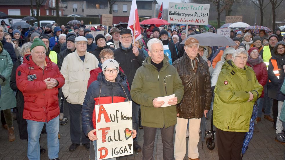 Rund 350 Menschen trafen sich am Freitagnachmittag in Ostrhauderfehn, um gegen rechts zu demonstrieren. Dazu zählte auch Landrat Matthias Groote (vorne, Mitte). Fotos: Zein