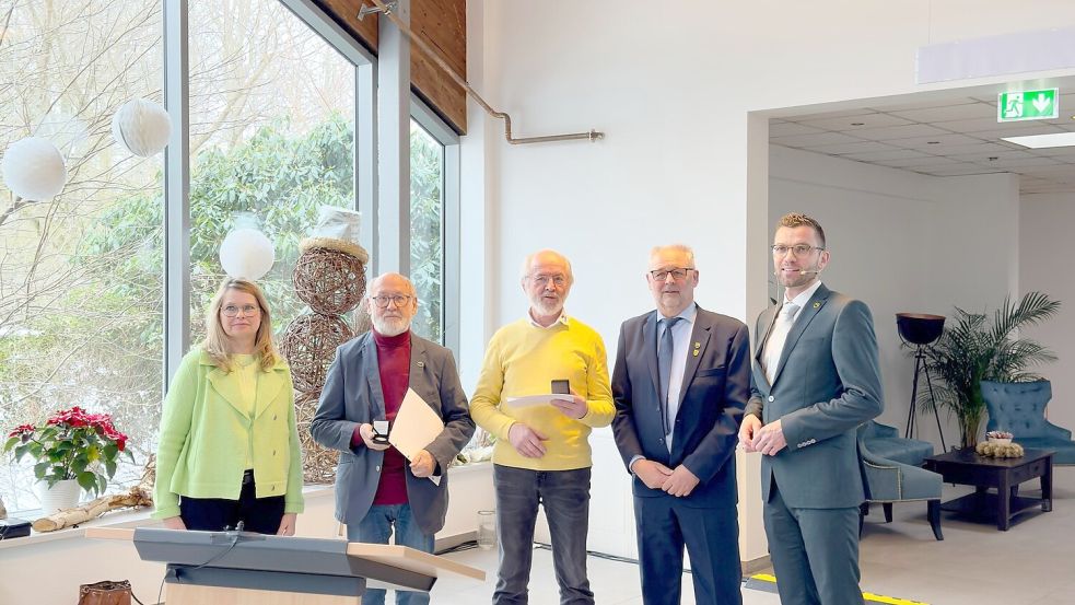 Bürgermeister Sven Lübbers (rechts) und seine Stellvertreter Gabriele Münch und Friedhelm Jelken zeichneten die Nabu-Mitglieder Dieter Wensel und Helmut Hansen (2. und 3. von links) mit der Ehrenmedaille in Silber aus. Fotos: privat