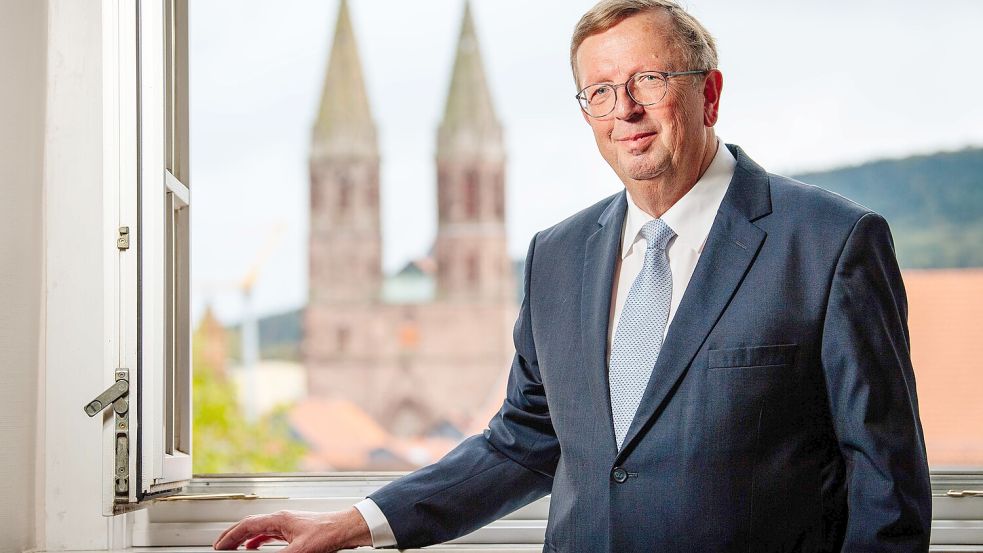 Landrat Werner Henning, Verwaltungschef des Kreises Eichsfeld in Thüringen, hat eine Geldkarte für Asylbewerber eingeführt. Nur wer eine Arbeit aufnimmt, bekommt weiterhin Bargeld vom Staat. Foto: Imago/Steve Bauerschmidt