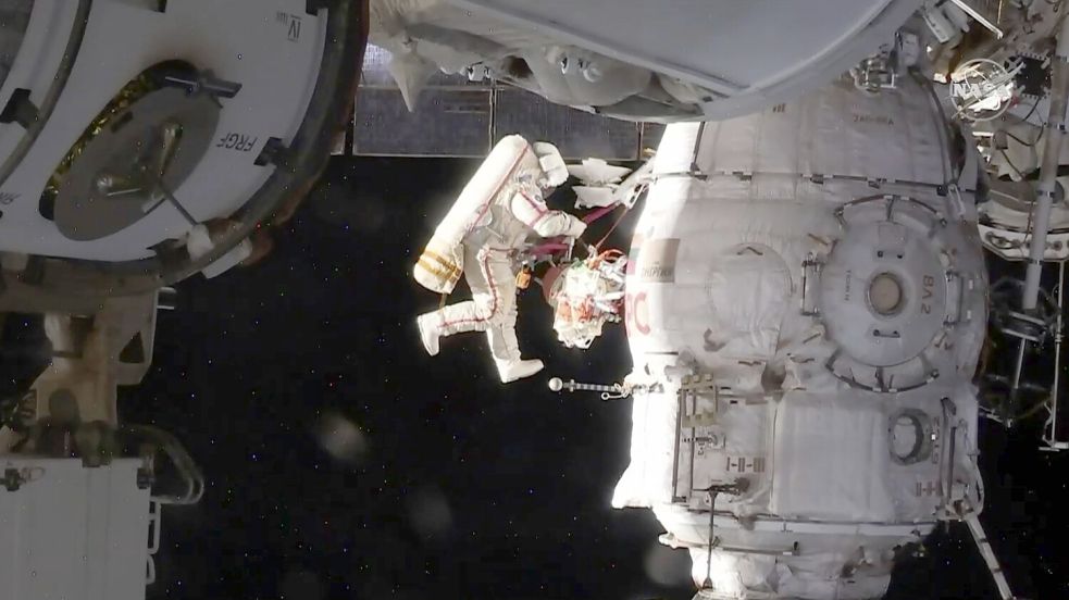 ISS-Außeneinsatz: Der russische Kosmonaut Oleg Kononenko repariert bei einem Außeneinsatz einen Teil des angedockten Raumschiff Sojus MS-09. Foto: NASA/AP