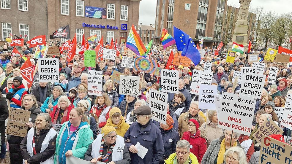 Protest gegen rechts auf dem Denkmalsplatz mit 1500 Teilnehmern. Foto: Wolters