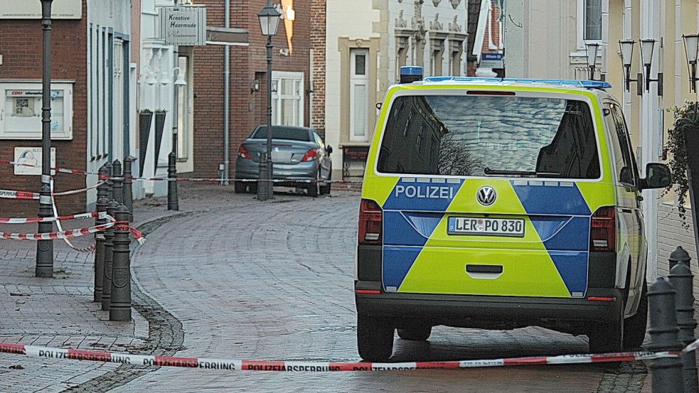 Die Polizei war auch Sonntagmorgen noch in der Norderstraße in Weener im Einsatz. Foto: Wolters