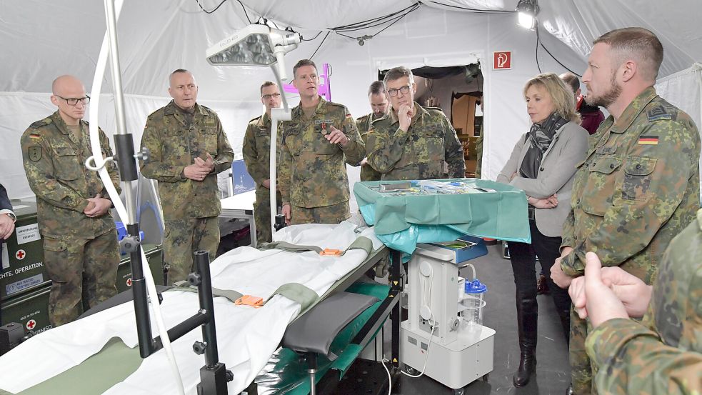 Oberfeldapotheker Julian Brederlow (links) führte unter anderem Vizeadmiral Carsten Stawitzki (Zweiter von links), Oberstarzt Dr. Kai-Siegfried Schlolaut (Vierter von links) und Generalstabsarzt Dr. Norbert Weller (Dritter von rechts) kurz vor Weihnachten durch das neue Luftlanderettungszentrum des Kommandos SES. Archivfoto: Ortgies