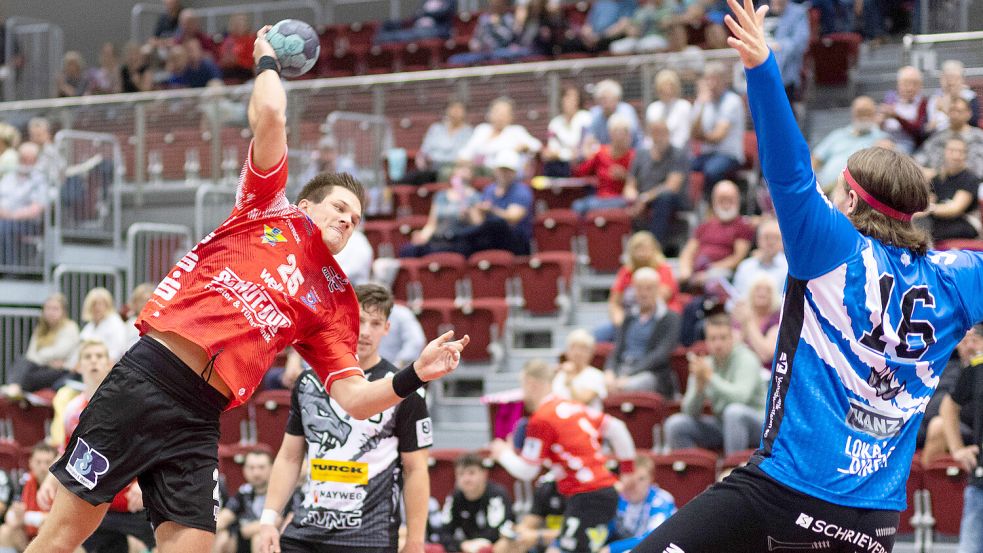 Mit vier Treffern war Jannes Hertlein (am Ball) gemeinsam mit Rostyvlas Polishchuk der beste Werfer bei den Aurichern gegen die Dragons. Fotos: Doden, Emden