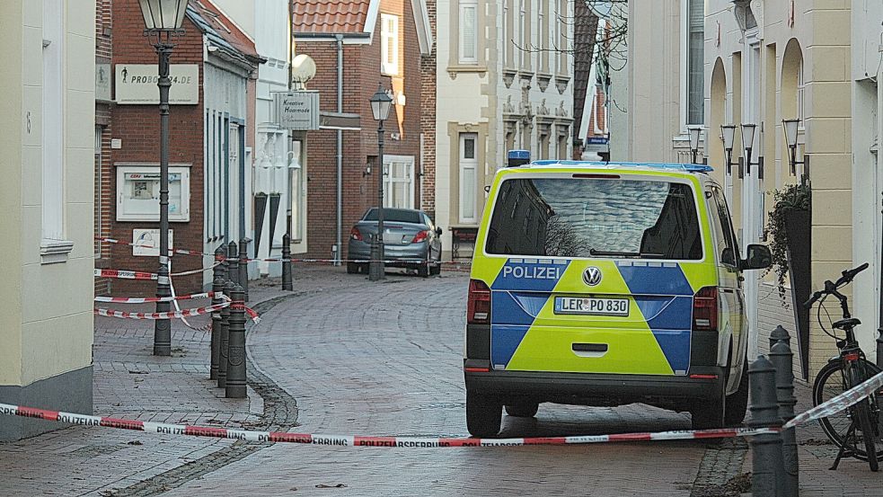Die Polizei hatte in Weener bei dem Einsatz die Straße abgesperrt. Foto: Wolters