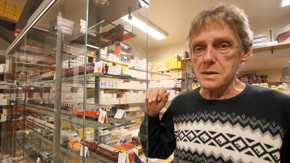 Reinhold Ahrends in seinem Ladengeschäft. Am 1. Januar 2025 kann er in Rente gehen. Den Laden will er aber nicht einfach schließen. Foto: Böning