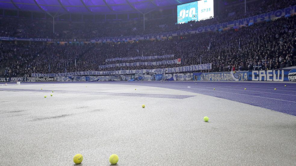 03.02.2024, xtgx, Fussball - 2.Bundesliga, Hertha BSC Berlin - Hamburger SV emspor, v.l. Fans von Hertha BSC halten ein Foto: www.imago-images.de